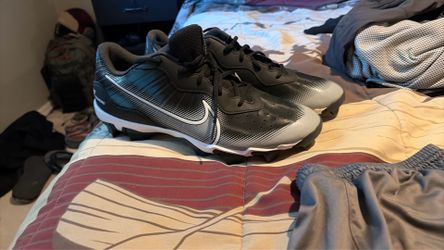 Size 13 men’s baseball cleats