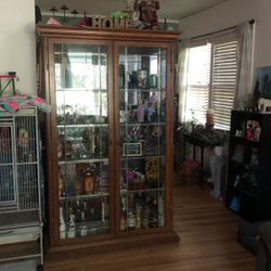 Curio / China Hutch