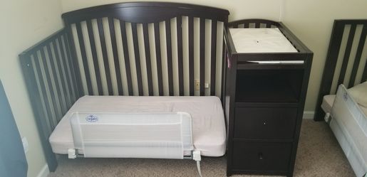 Baby crib/ toddler bed