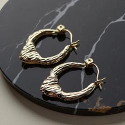 💛✨14K Yellow Gold Earrings with a delicate etched design 1.08g.| .75"Size 💛✨