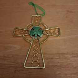 VV-Cross with shamrock that hangs
