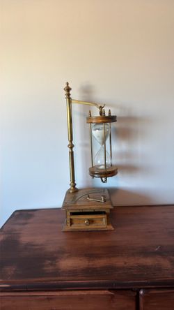 DECORATIVE WOODEN TABLETOP DEVICE COMBINED WITH A SUNDIAL AND HOURGLASS
