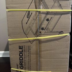  Blackstone 1883 original 28” Griddle with Integrated Protective Hood and Counter Height Side Shelves