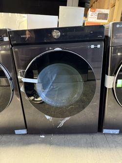 Brand new Samsung Bespoke 7.6 cu. ft. Ultra-Capacity Vented Gas Dryer in Brushed Black with Super Speed Dry and AI Smart Dial