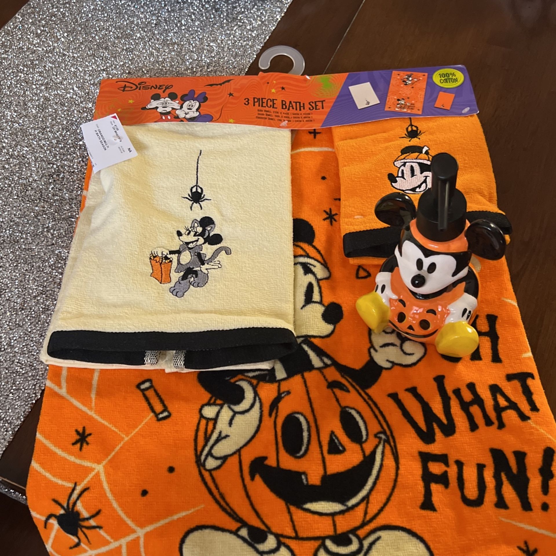 Mickey And Minnie 3 Piece Bath Set And Mickey Pumpkin Soap Pump