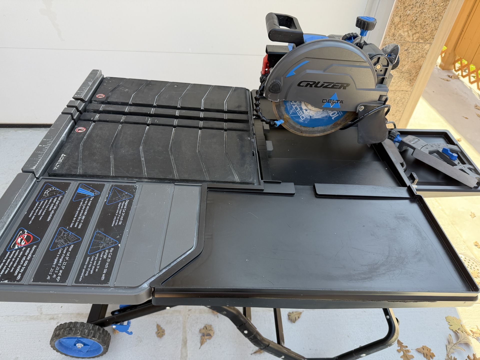 Delta 10" Cruzer Wet Tile Saw and Folding Portable Tile Saw Stand Bundle