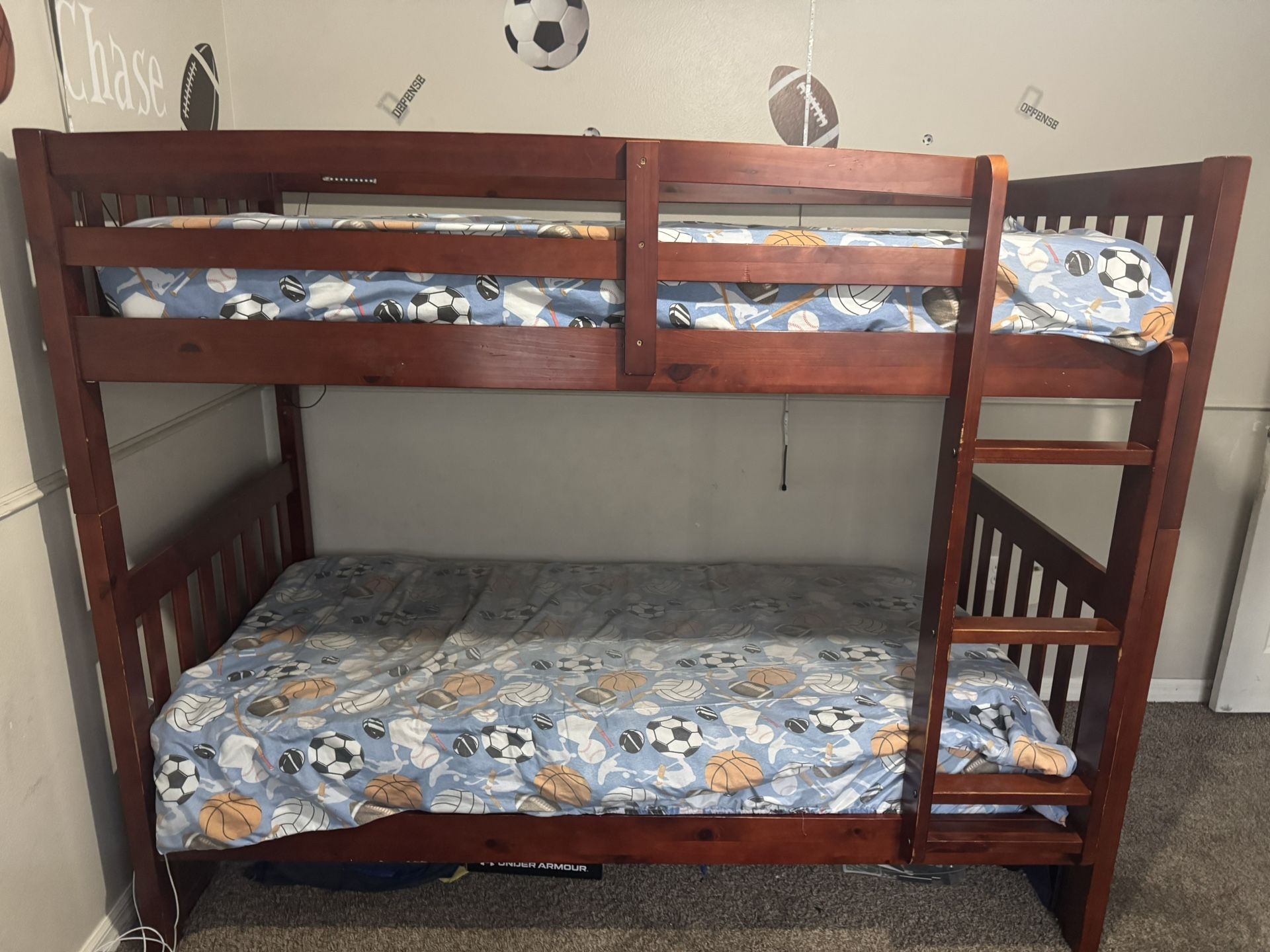 Twin bunkbeds