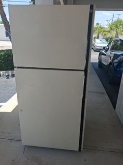 GE Refrigerator Handles on the Right 31 W x 31 D x 65 H