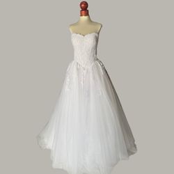White Strapless Lace Tulle Wedding Gown