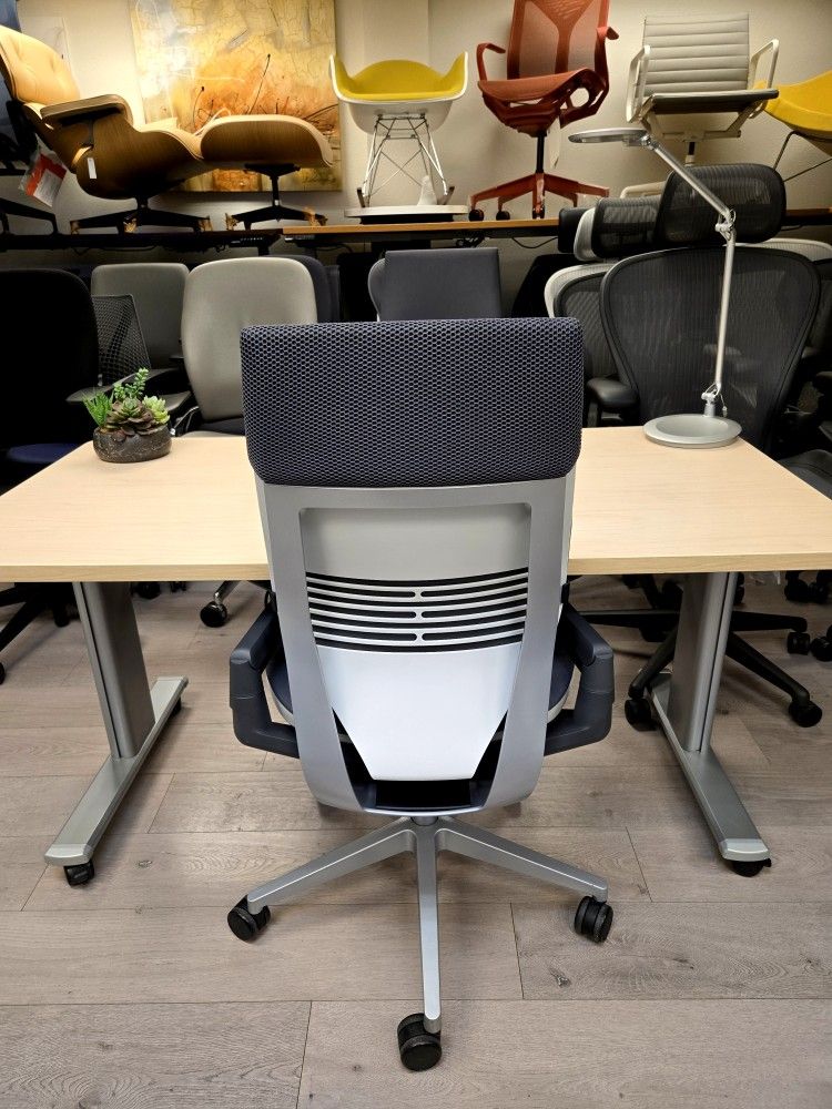 LIKE NEW! STEELCASE ELECTRIC HEIGHT ADJUSTABLE SIT STAND DESKS/TABLES ...