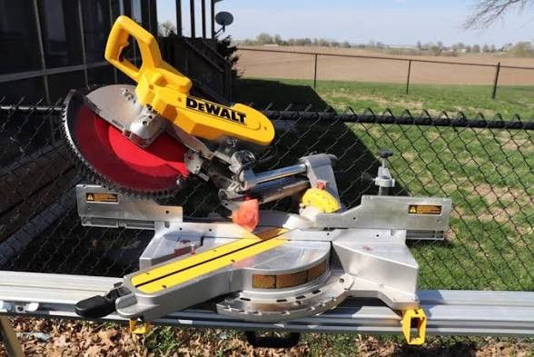 Dewalt DWS779 sliding compound miter saw