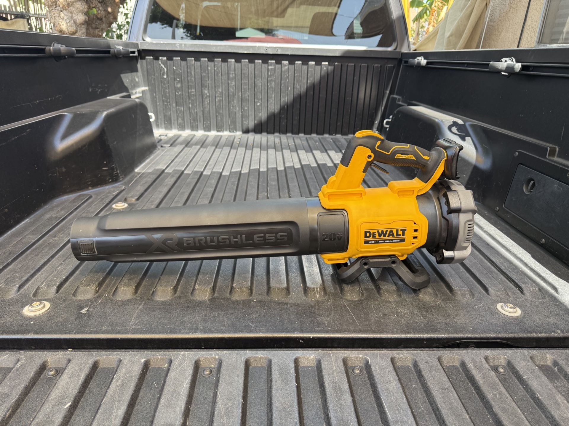 DEWALT 20V MAX 125 MPH 450 CFM Brushless Cordless Handheld Leaf Blower (Tool Only)