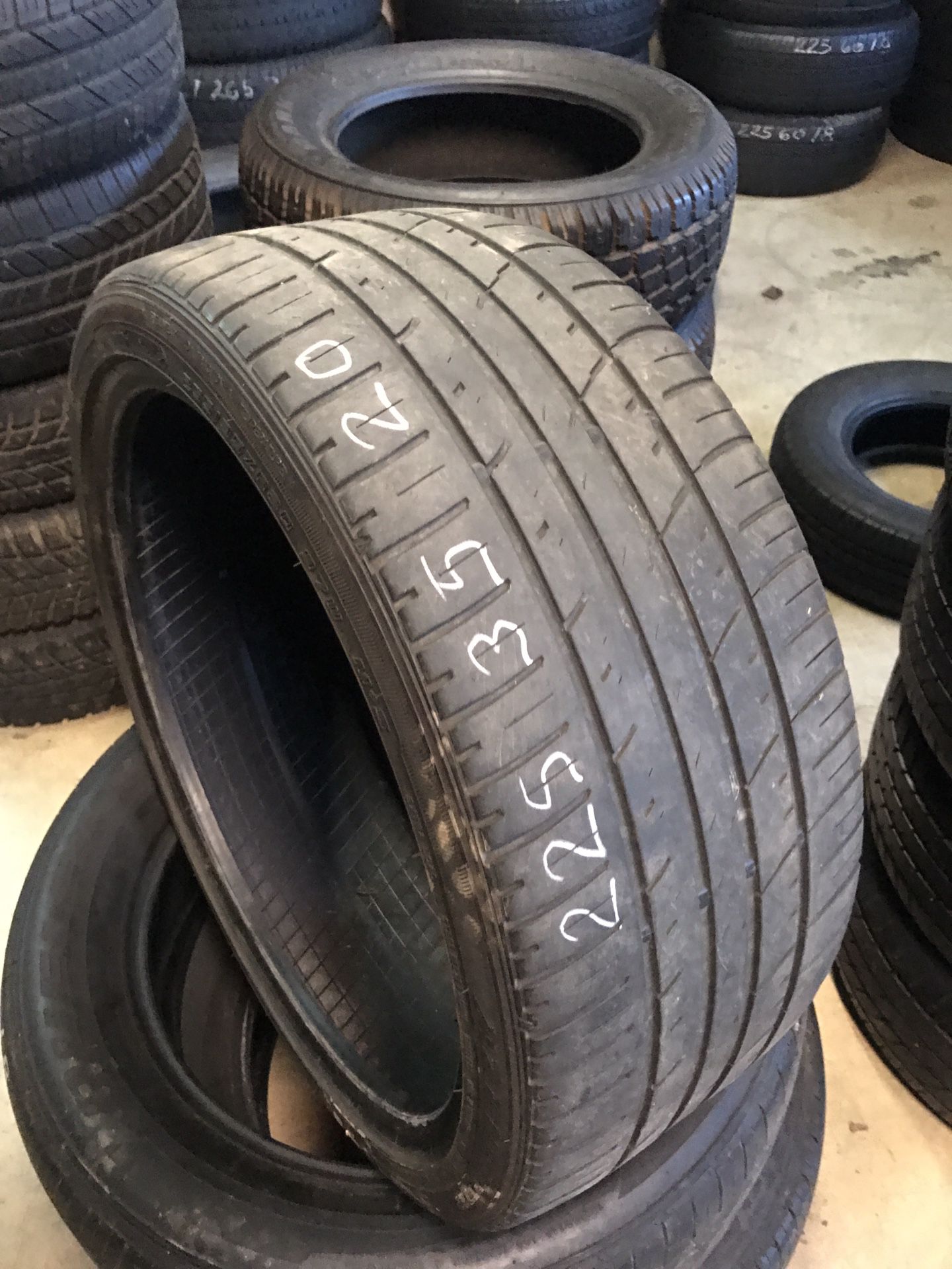 225/35/20. 1 tire only 50% tread
