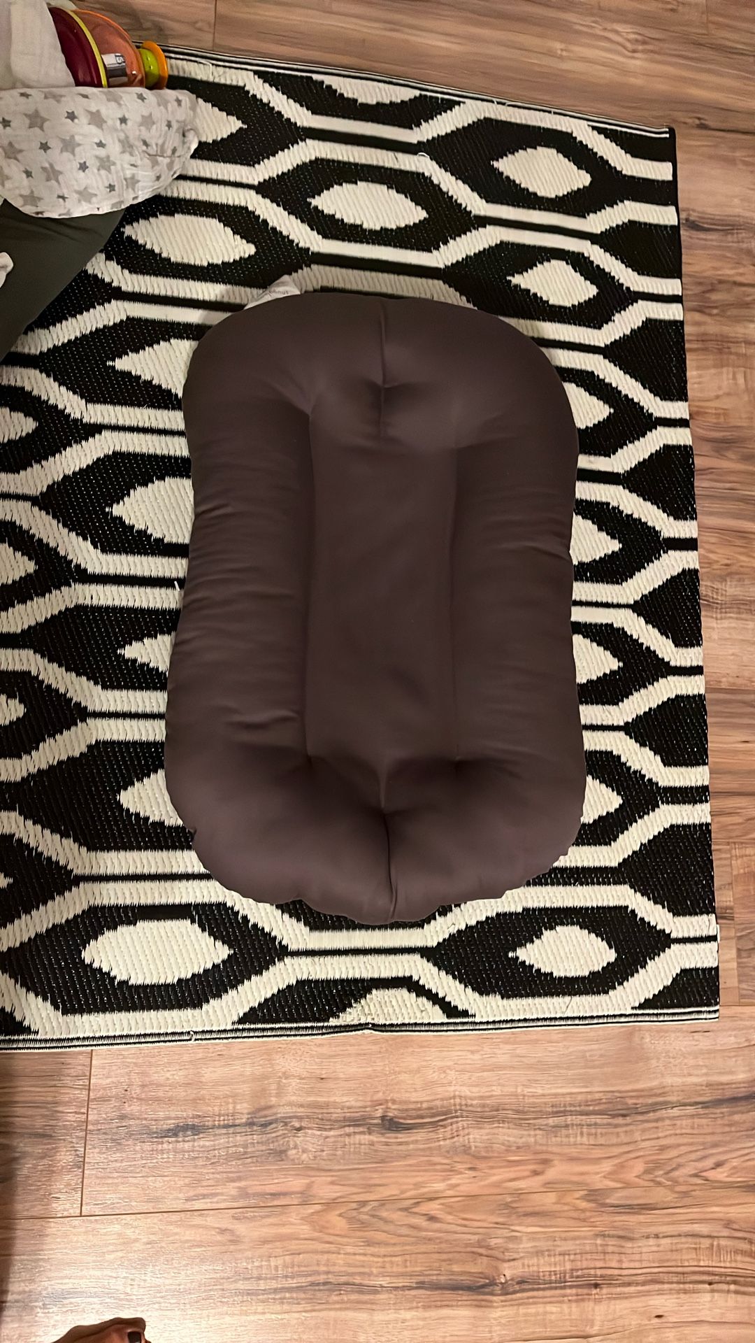 Snuggle Me Organic - Like New
