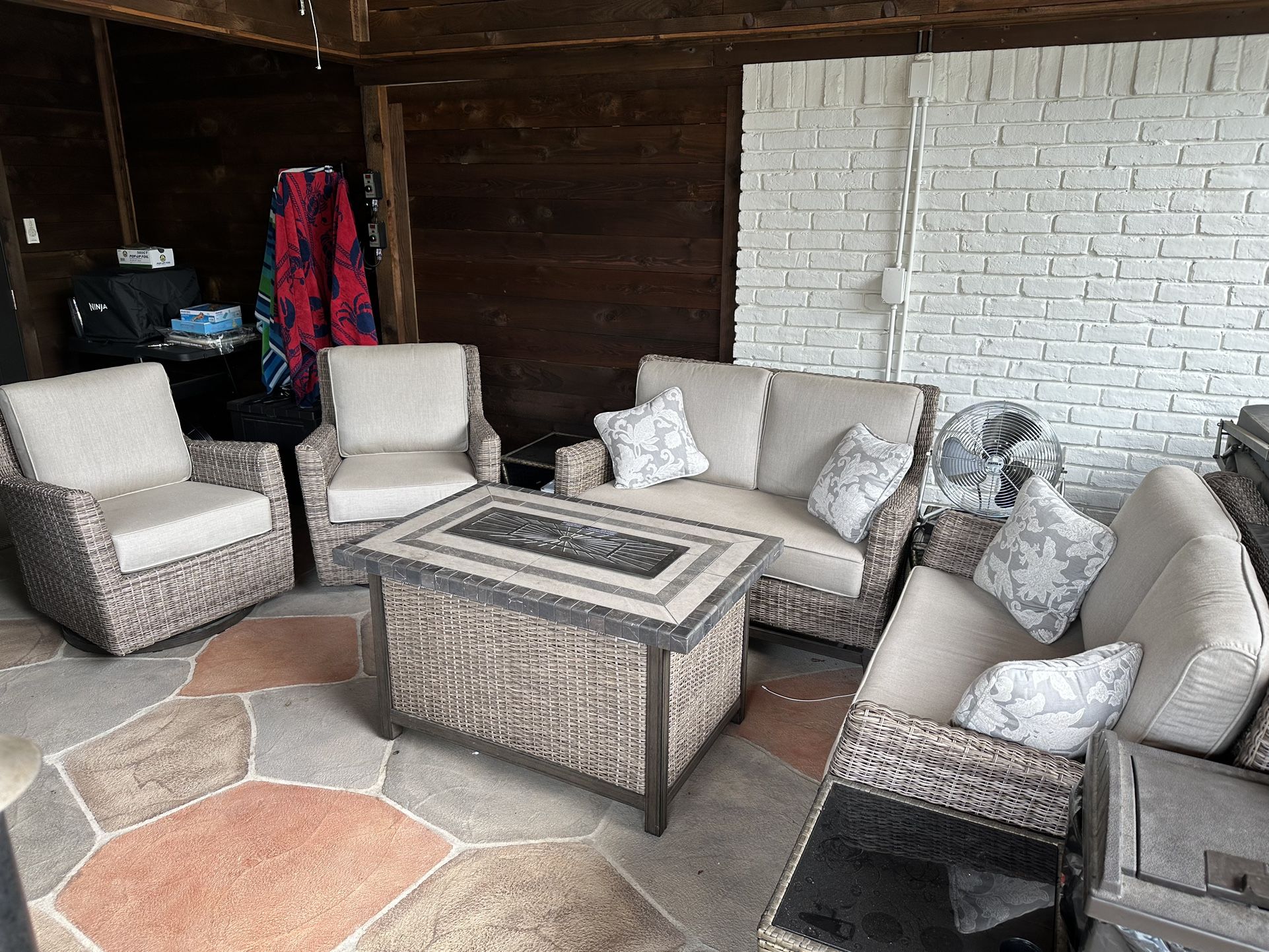 Beautiful Outdoor Patio Furniture Set Like New