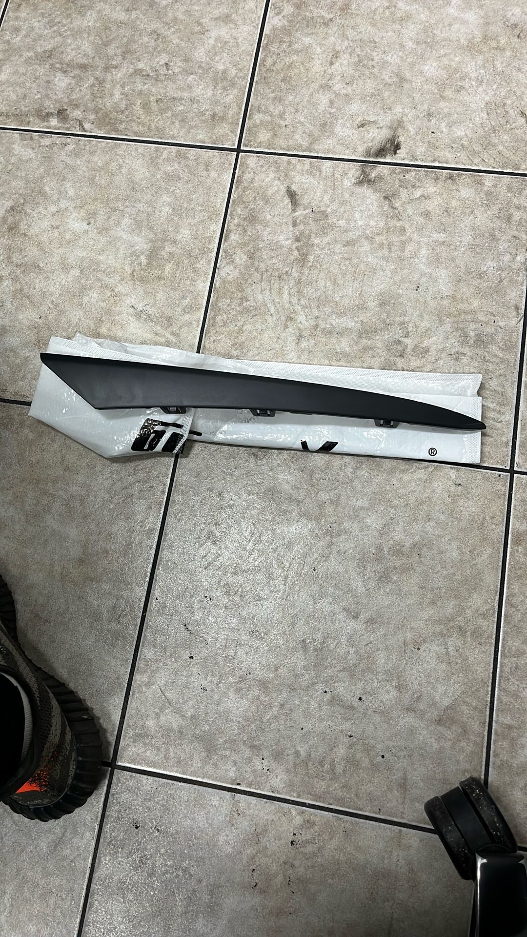 Civic 22-24 Grille Molding RH,side,Black