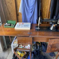 Vintage/Antique Singer Sewing Machine With Accessories 