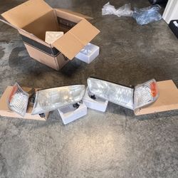 Used 2000 to 2001 Toyota Head Lights  Left and Right side Complete 