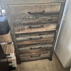 Drystan 5-drawer chest
