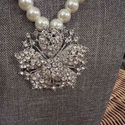Valentines 💘 Gorgeous Faux Pearl Necklace w Faux Crystal Encrusted Brooch!  Two Necklaces In One! And A Gorgeous Brooch!
