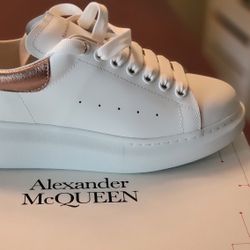 Alexander McQueen  W 10 M 8