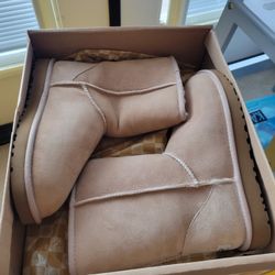 Uggs NEW in Box READ DESCRIPTION 