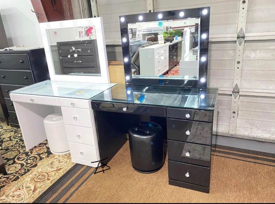 MorganWhite Makeup Vanity Set with Lighted Mirror
Crown Mark$10 Down Payment And Financing Available
