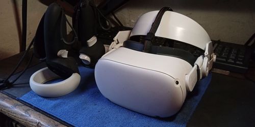 Meta Quest 2 VR Headset with Controllers (included original box and packaging)