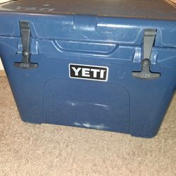 Yeti 35 Cooler Navy Blue