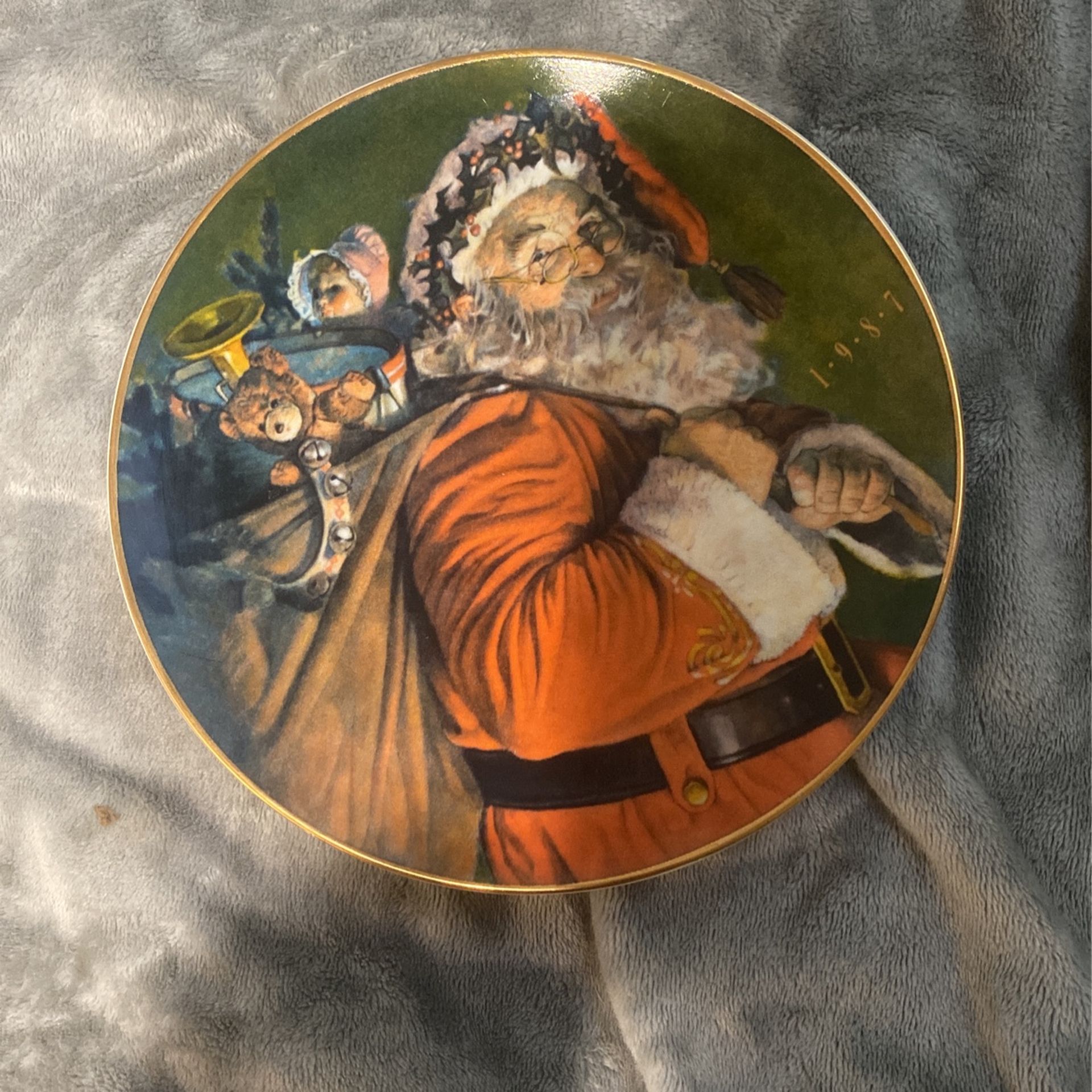“The Magic That Santa Brings” Plate (1987)