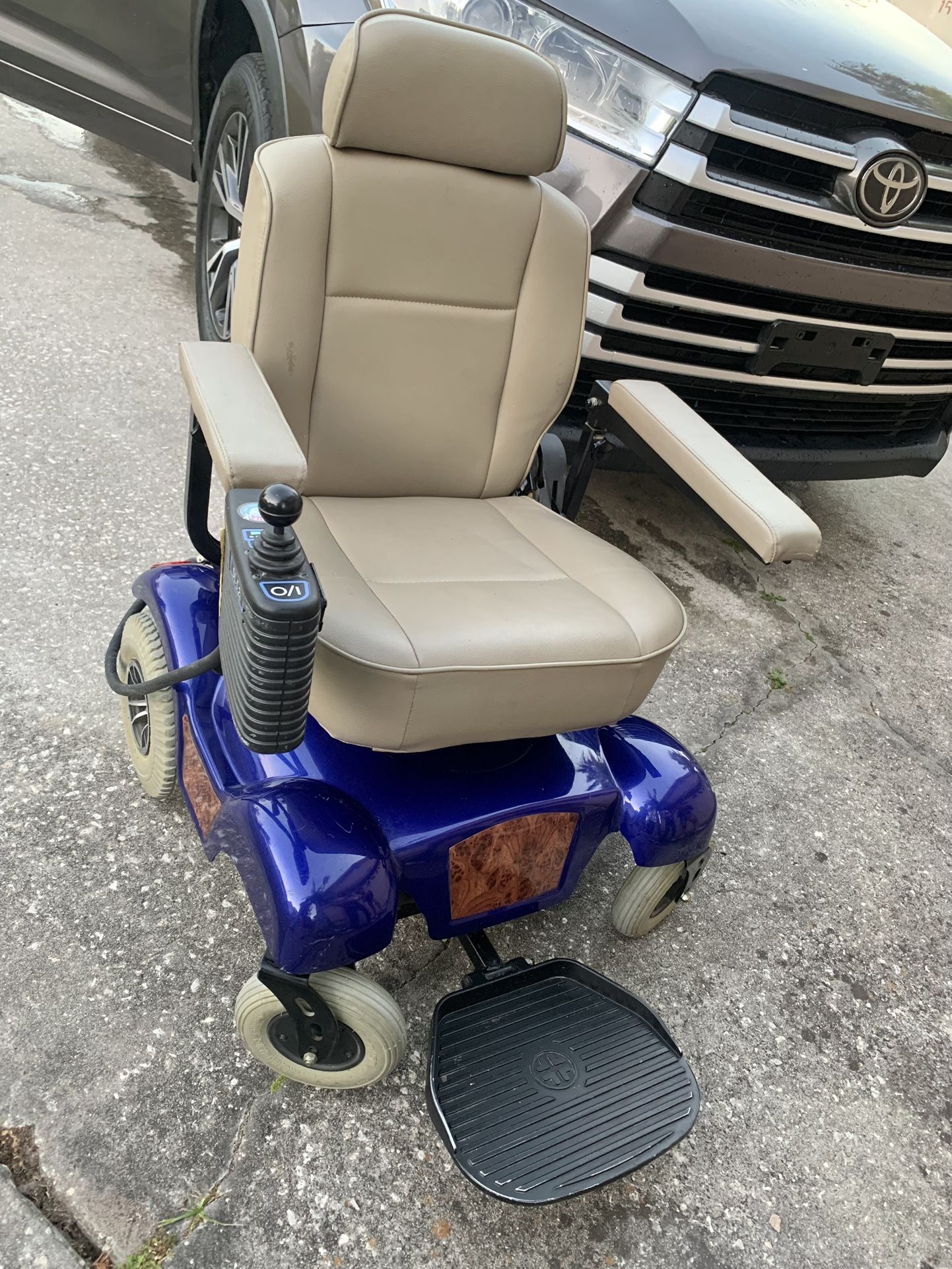 Merits Powered Wheelchair DL 5.2i ( Need New Batteries)