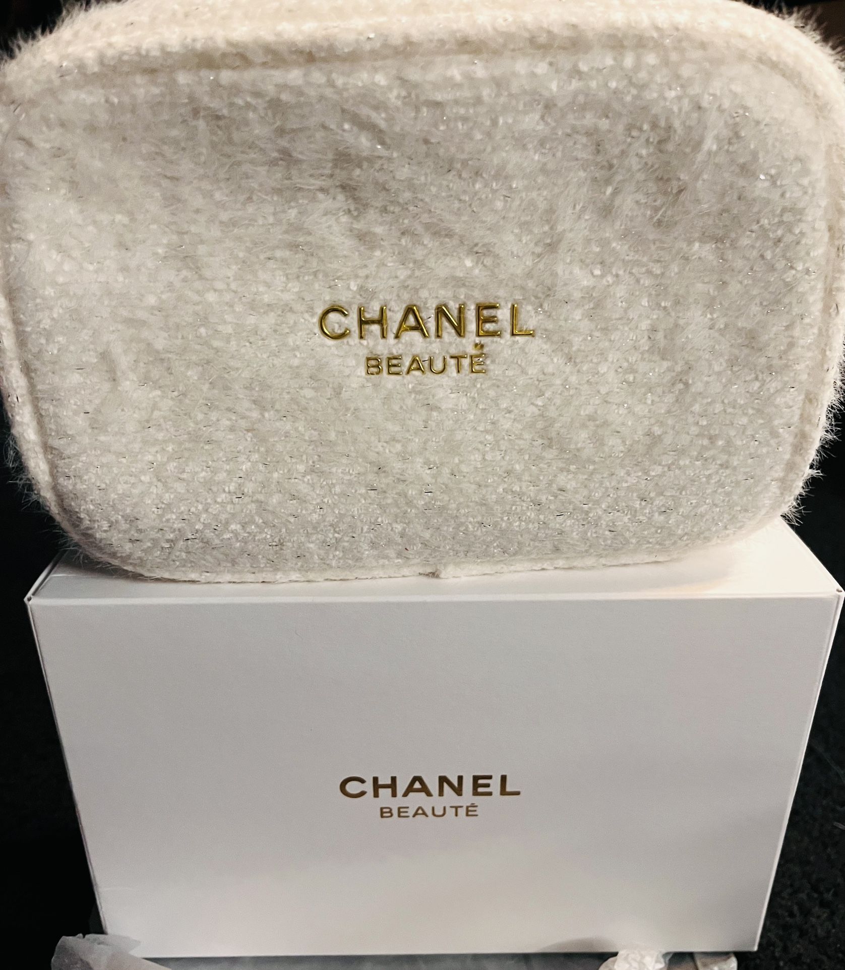  CHANEL Beauté Limited Edition Cosmetic Pouch – Ivory Bouclé Fabric