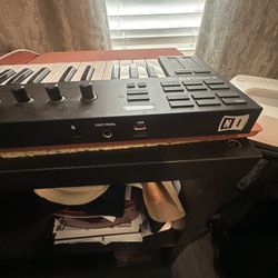 Native Instruments M32 Mini Keyboard