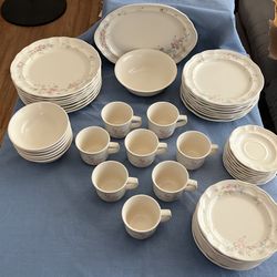 Pfaltzgraff 8 Place Settings (6) Bowls. Daily Dishes.