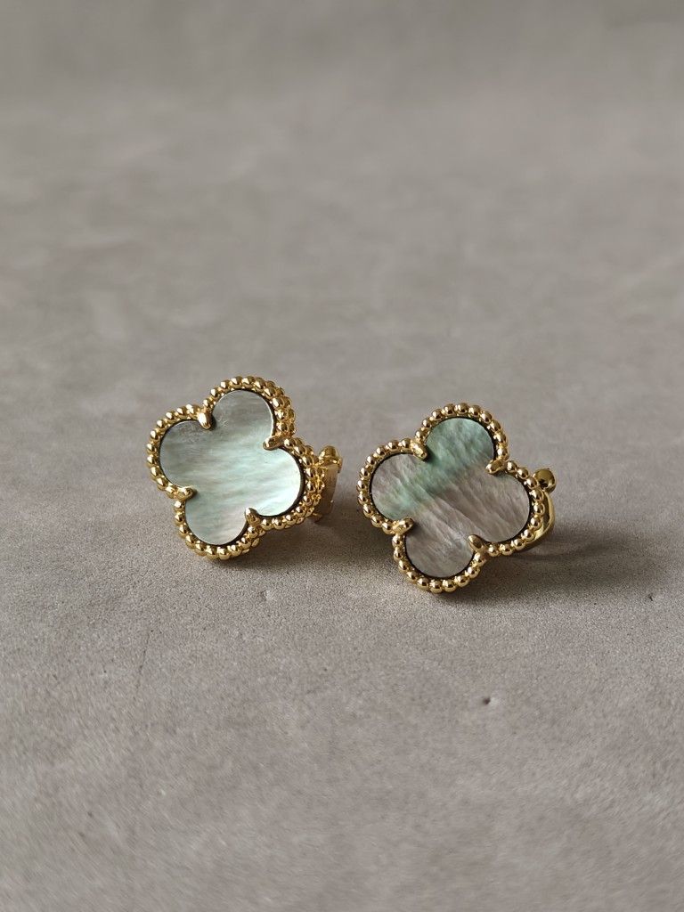 VCA Stud Earrings Grey Mother Of Pearl 1 Motif 18k Yellow Gold Plated 