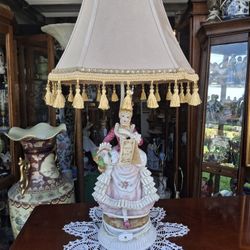 VERY NICE LOOKING VINTAGE  LADY VICTORIAN TABLE LAMP WORKS GREAT GOOD CONDITION 