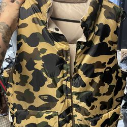 A BATHING APE Vest (size L)