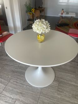 White round dining table