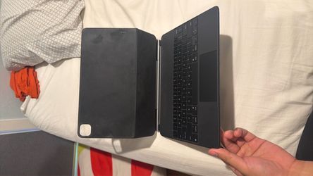 12.9’ iPad Magic Keyboard