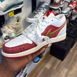 Air Jordan 1low Size 8.  8.5.  9.5