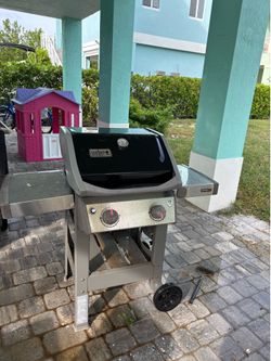 Weber has grill with propane tank