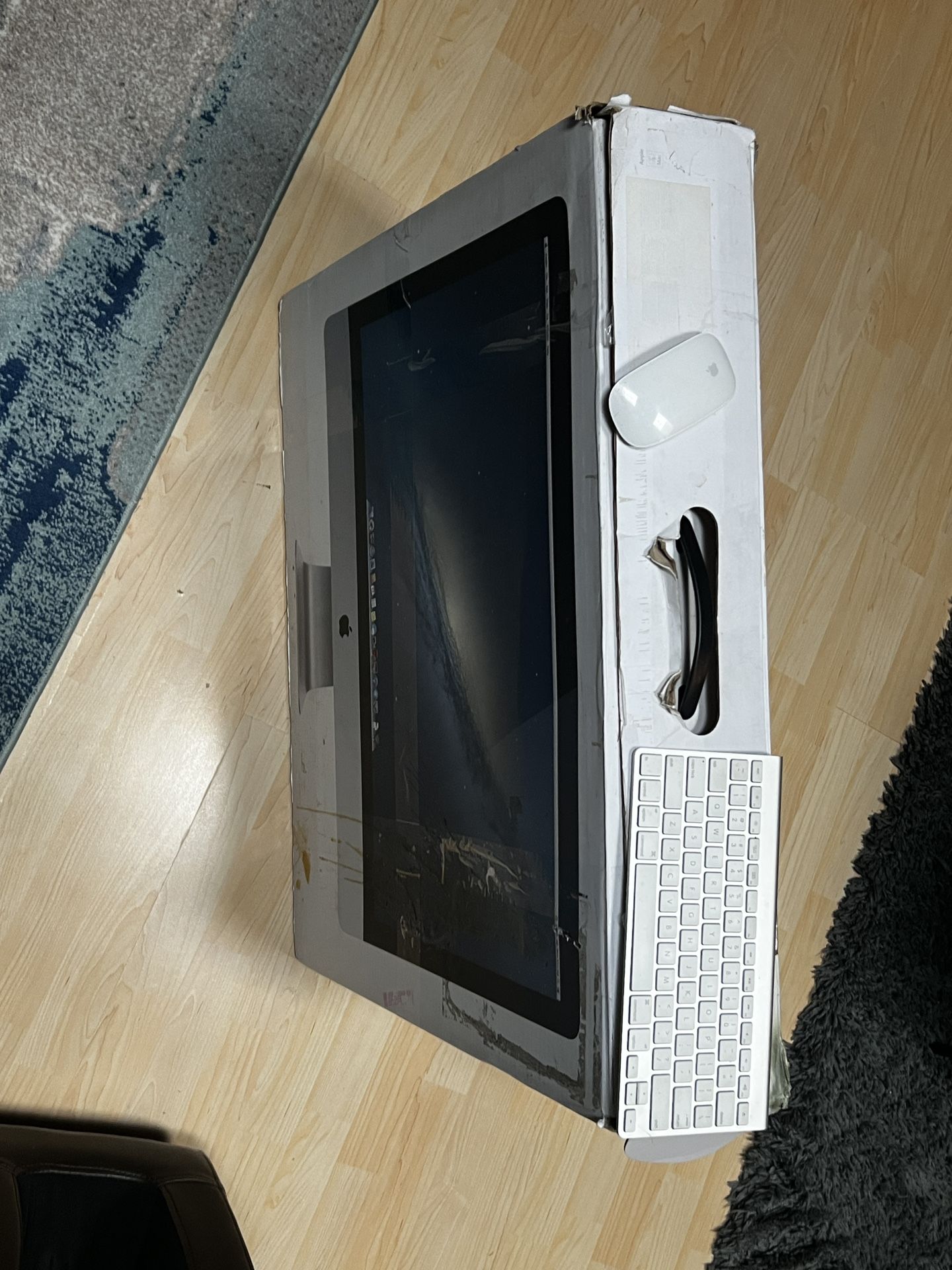 iMac with Keyboard And Mouse (IOS 10.15)