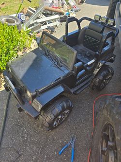 Kids 12V Electric Ride On Jeep with Radio and Sounds