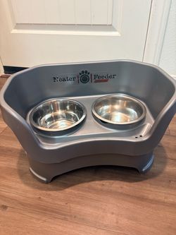 Neater Pet Brands Neater Feeder Deluxe Mess Proof Dog Bowls Elevated for Medium Dogs 19-40 lbs, Made in USA, No Spill Raised Dog Food Bowl Stand Feedi