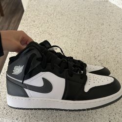 jordan 1s size 8 wmns i accept offers 