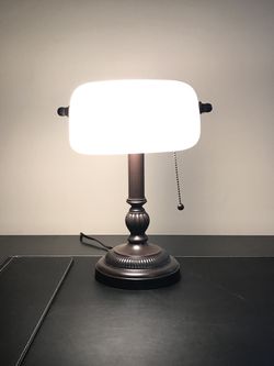 Desk lamp/ Lámpara de mesa