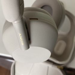 Sony XM5 Headphones 