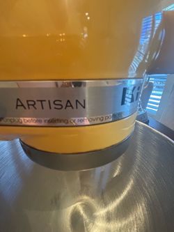 Kitchen Aid Artisan Stand 5 quart Mixer
