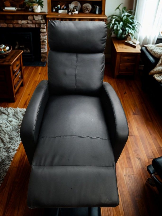 Massaging Recliner (Black)