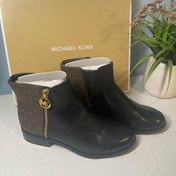 Michael Kores Boots Size 5 - NEW